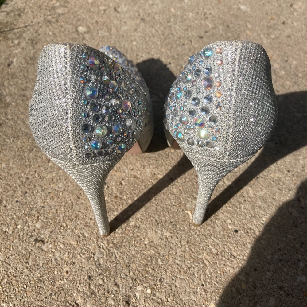Silver heels - Picture 3 of 4
